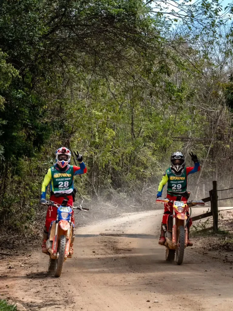 Fotografia de Fabiano Godoy: dois pilotos de enduro lado a lado na trilha.