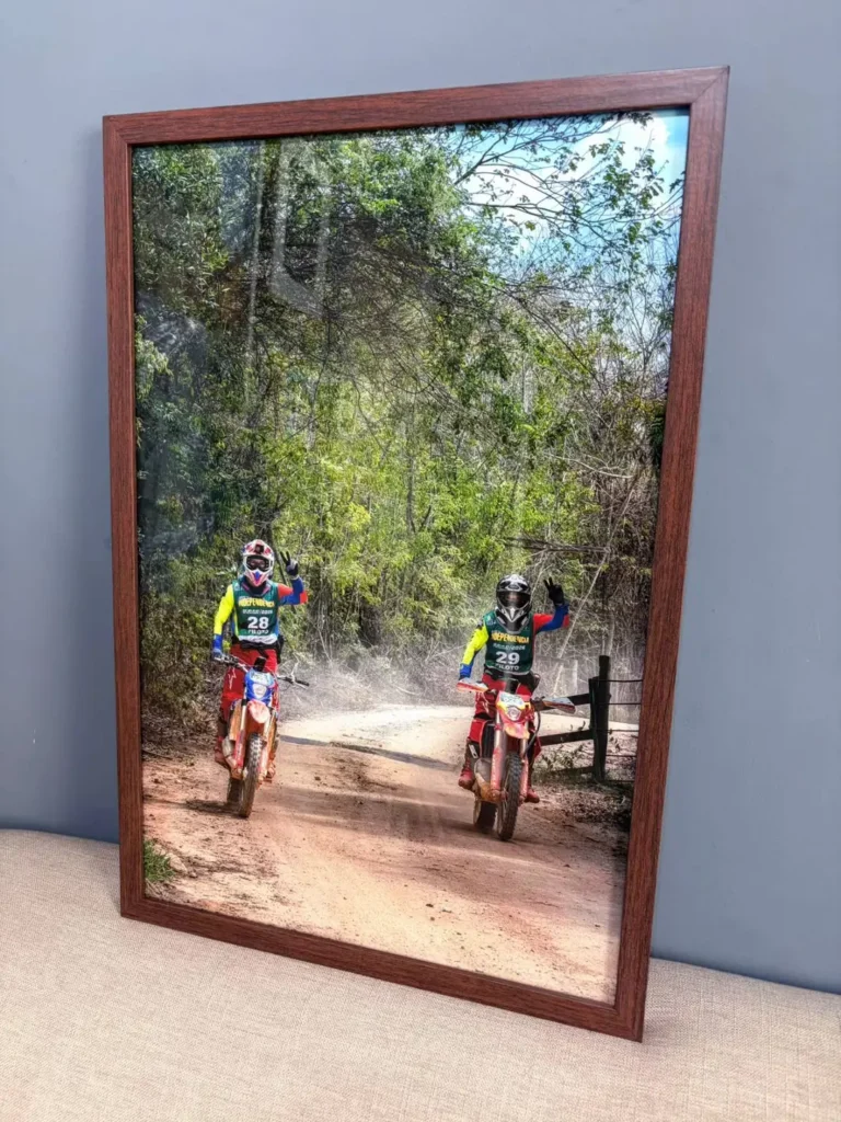 Quadro com fotografia de dois pilotos de enduro em uma trilha, publicada por Fabiano Godoy.