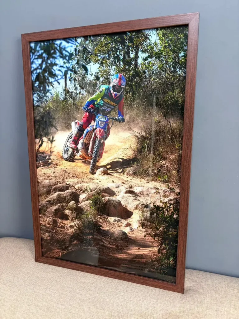 Segundo quadro do projeto, com fotografia de um piloto contornando uma curva na trilha.