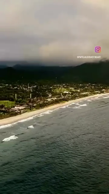 Vista aérea do litoral apresentada no vídeo de Zedu / Deep Drone sobre a paisagem da Costa Sul de São Sebastião.